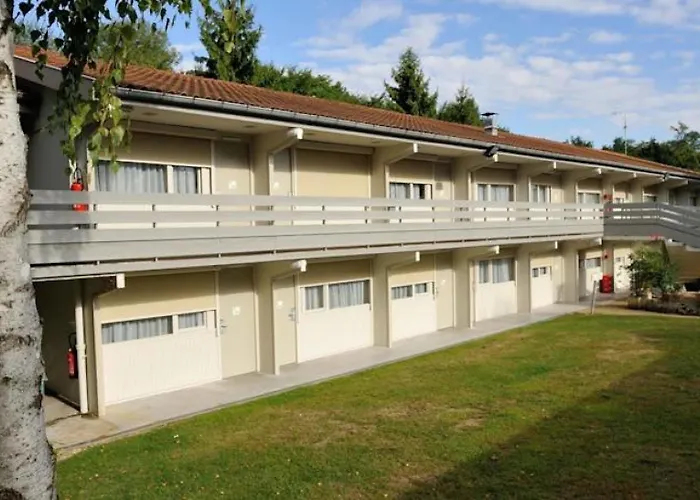 מלון Campanile Lyon Porte De Lyon 3*